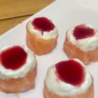 Enrolado de salmão, cream cheese e geleia de pimenta,porção com 6 unidades.