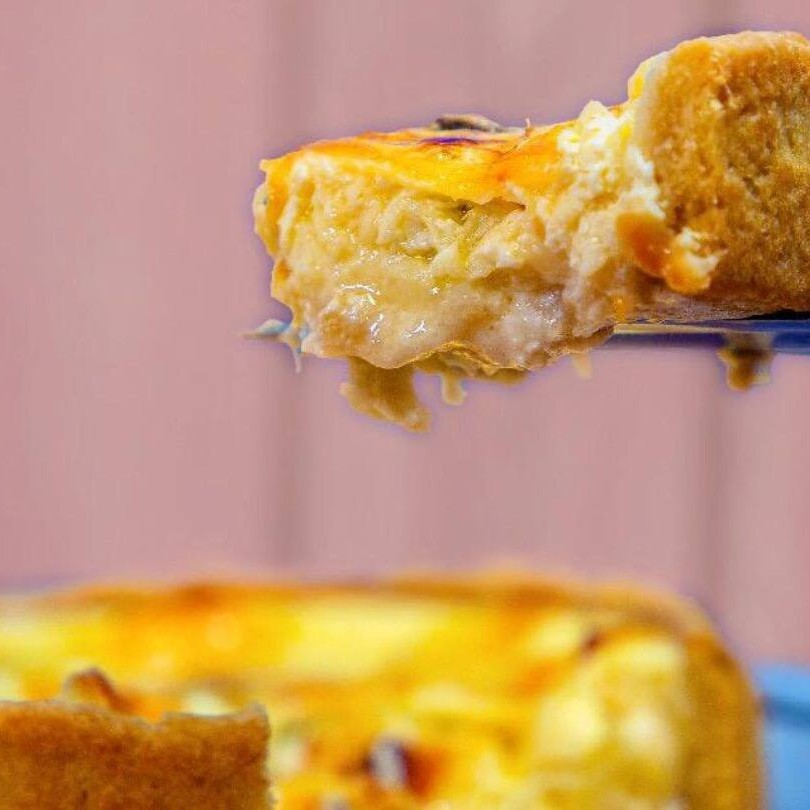 Cremosidade e sabor na medida certa! O frango desfiado e temperado se une ao requeijão cremoso para criar um recheio que derrete na boca com um toque de alho poró! Uma opção aconchegante e cheia de carinho! Porção individual