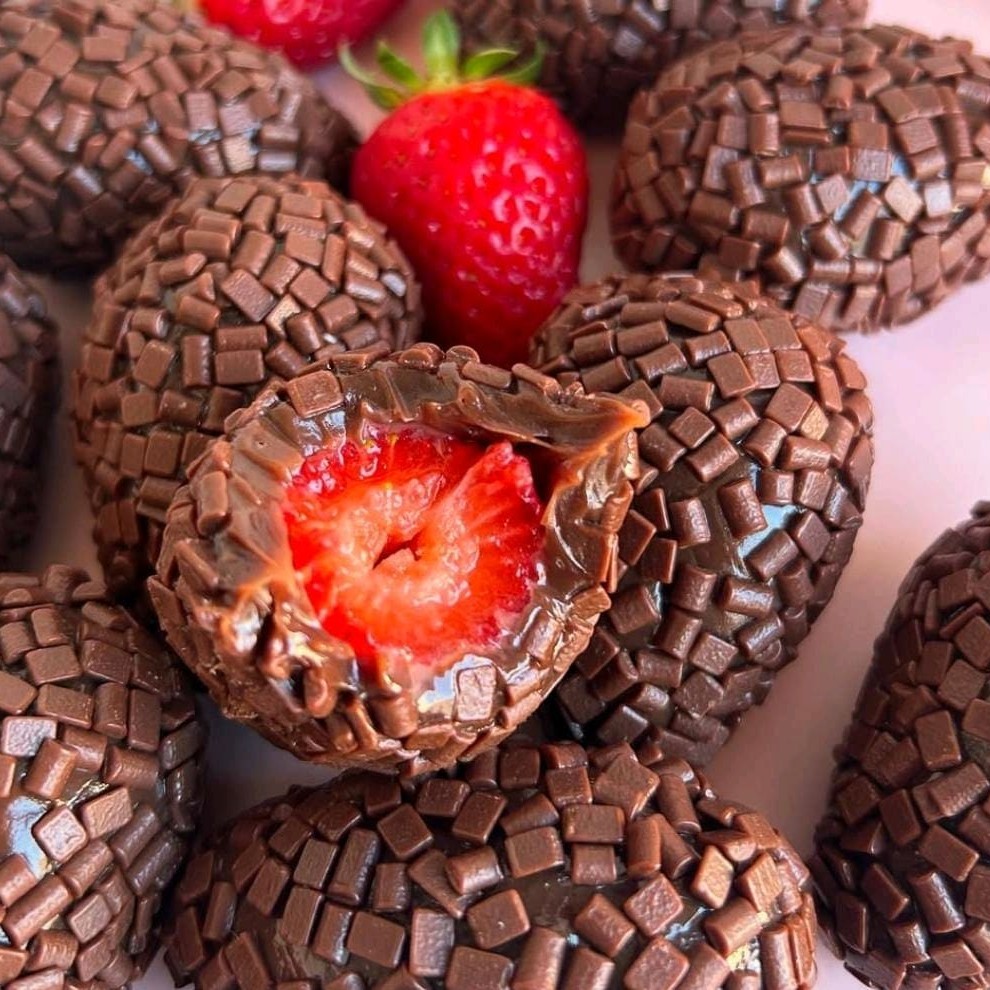 Morango fresco envolvido por nosso cremoso brigadeiro e finalizado com granulado de chocolate nobre meio amargo.
