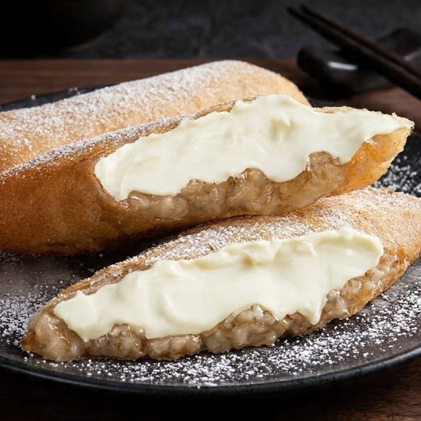 Massa crocante e frita de harumaki, recheado com chocolate branco