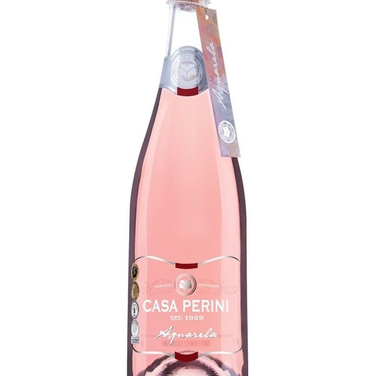 País: Brasil Região: Serra Gaúcha Produtor: Vinícola Casa Perini Procedência: Nacional Tipo: Espumante Classificação: Doce Volume: 750 ml Teor Alcoólico: 7,5 % Temperatura de Serviço: 4 a 6c Uva: Moscato Branco, Moscato de Hamburgo, Moscato Giallo Harmonização: Canapes, Sobremesas, Torta de frutas, Frutas, Geleias Visual: Tonalidade Levemente Rosada Olfativo: Nuances Florais, Frutado Potencial de Guarda: 3 Anos Espumante Casa Perini Aquarela 750ml possui borbulhas que formam uma bela coroa de espuma na taça e aromas com notas cítricas que remetem à casca de laranja e flores como o jasmim. Apresenta ótimo equilíbrio entre acidez e açúcar. O doce Moscatel harmoniza muito bem com saladas de frutas e bolos com ingredientes mais cítricos. Seus convidados não costumam beber espumantes? Opte pelo Meio Seco ou pelo Doce. Eles tendem a agradá-los!