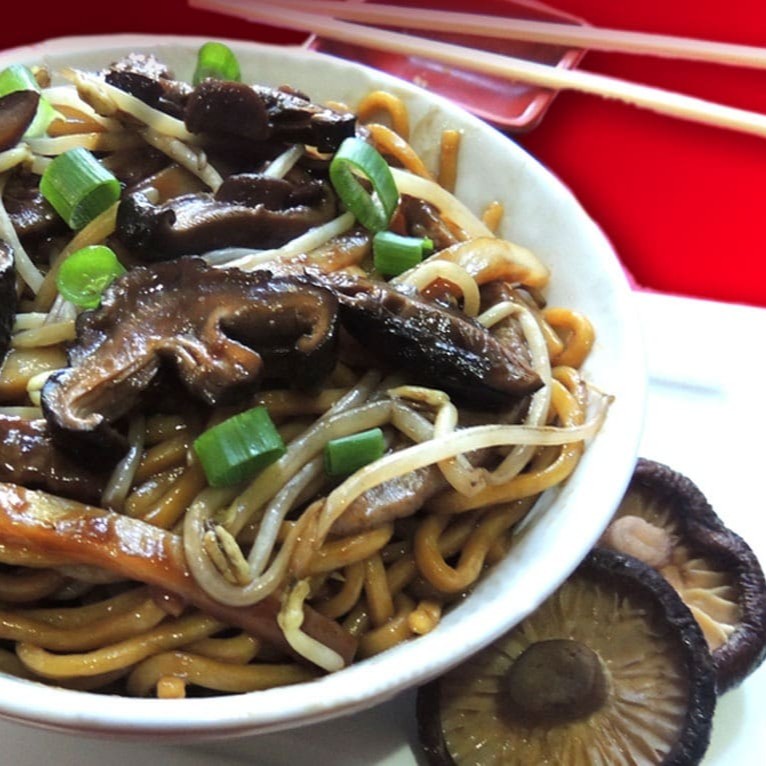 Shitake, broto de feijão, broto de bambu e carne desfiada