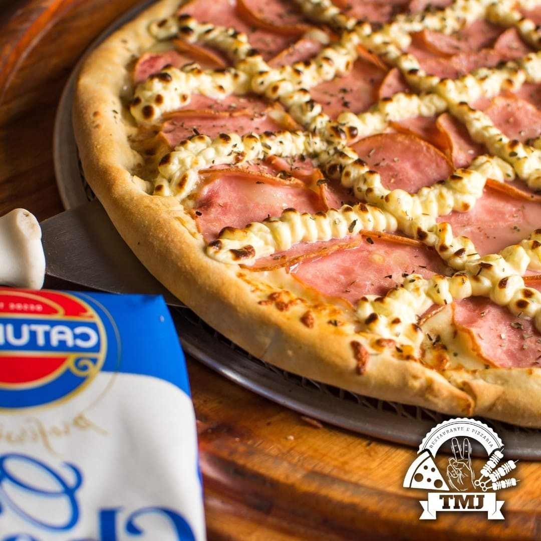 Molho de tomate, fatias de peito de frango defumado, mussarela, cream cheese e oregano.