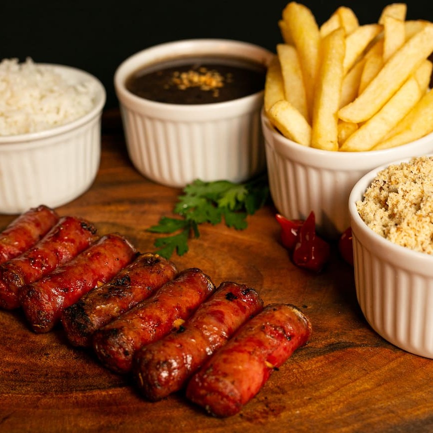 Nosso prato executivo serve 1 pessoa. Acompanha arroz branco, delicioso feijão, farofa de alho e cebola, nossa crocante batata frita palito e 1 espeto. Enviamos cada item em  embalagens separada.