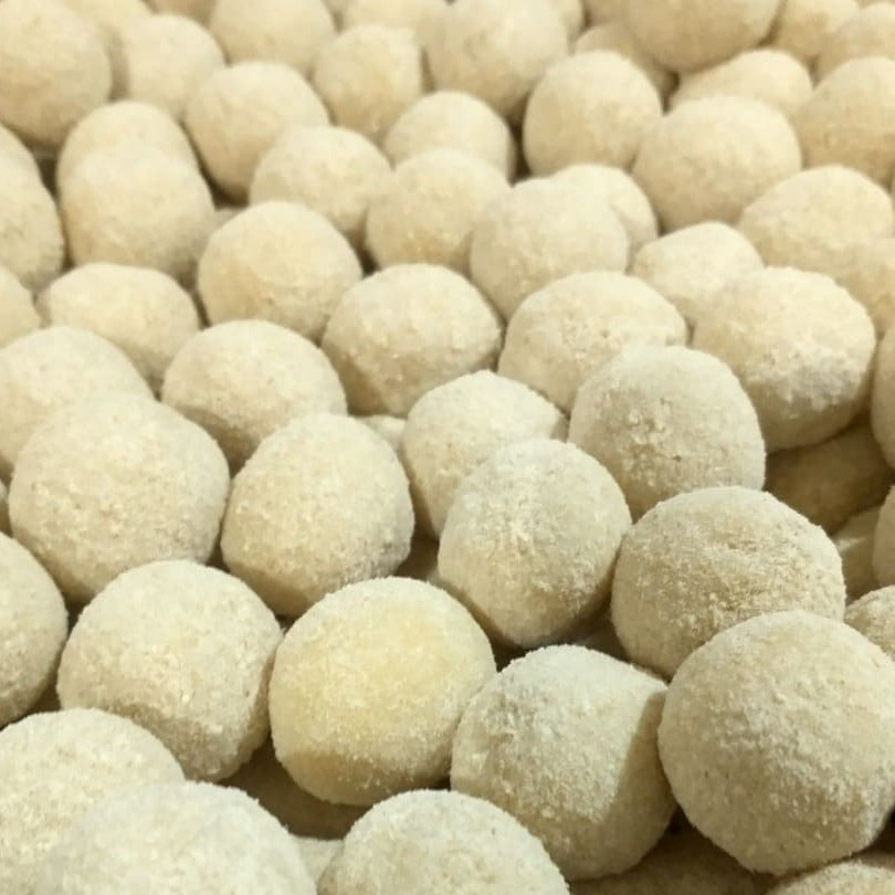 Cento de salgados congelados.  Nessa opção não é possível escolher os sabores, são enviados de acordo com a disponibilidade em estoque.  Dicas para fritura em casa.  Colocar o óleo em panela não muito grande, pois no fogão demora a esquentar, então quanto maior panela mais tempo. O óleo precisa cobrir os salgados na fritura. Para saber a temperatura do óleo você pode colocar um fósforo, ele ascendeu chegou na temperatura certa. Fritar congelados e em pouca quantidade, esperar entre 1 a 2 minutos por fritura para o óleo aquecer. Não precisa ficar mechendo os salgados no óleo