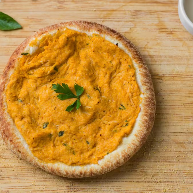 Esfiha de frango, temperada com uma seleção especial de especiarias, oferecendo um sabor único e irresistível em cada mordida. Uma verdadeira obra-prima culinária!