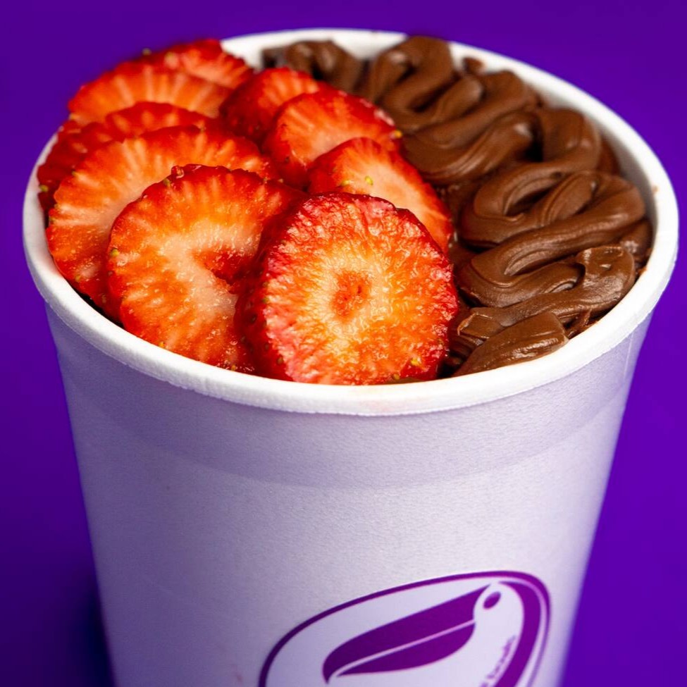 Nosso Açaí Premium Super Cremoso Com Nutella E Morango: Uma Combinação Surreal!   A Refrescância Do Nosso Açaí Premium Super Cremoso e Nutural, Com O Azedinho Do Morango E A Doçura Da Nutella, É Uma Explosão De Sabores Que Vai Conquistar Seu Paladar! Uma Combinação Simplesmente Incrível, Que Vai Deixar Você Com Água Na Boca!  Você Vai Ficar De Fora Dessa? Não Perca Essa Delícia! Peça Agora E Sinta