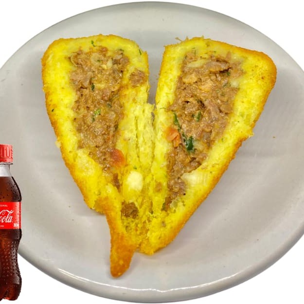 Coxinha de Aipim com Costela + Coca-Cola 200ml Uma explosão de sabor! Nossa coxinha é feita com massa de aipim (mandioca) super macia e recheada com costela desfiada, temperada no ponto certo. Crocante por fora e suculenta por dentro, acompanha uma Coca-Cola gelada de 200ml para completar o combo perfeito. Ideal para matar a fome com muito sabor!