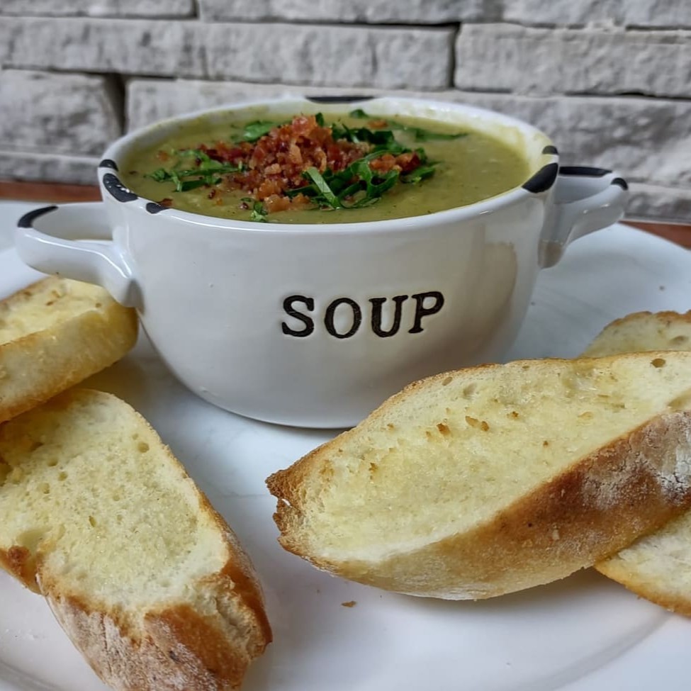 O nosso Caldo Verde, é um prato que oferece uma experiência culinária inigualável. Essa deliciosa sopa tradicional é servida com torradas crocantes, que complementam perfeitamente sua textura suave. O Caldo Verde é repleto de sabores ricos e autênticos, proporcionando uma refeição reconfortante e satisfatória. É a escolha perfeita para uma noite fria ou quando você está buscando um jantar nutritivo e delicioso. Experimente e deixe-se encantar por este verdadeiro clássico da culinária!