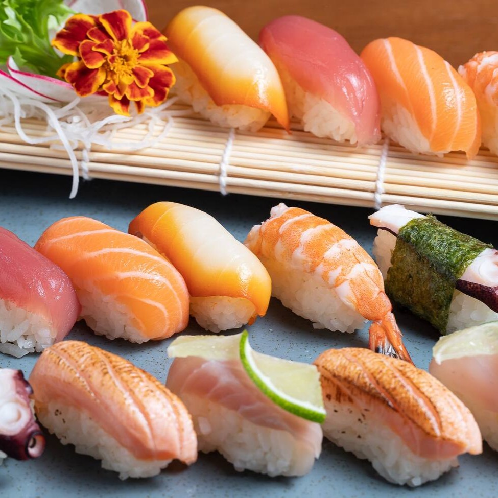Escolha seu sushi / Niguiri Favorito! Saborosa lâmina de peixe no bolinho de arroz.  Sabores: Salmão Salmão brulée Atum  Atum brulée Peixe branco Haddock Camarão