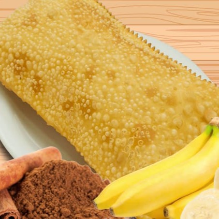 O pastel é feito com uma massa fina e crocante, com recheio de Banana e um leve toque de açúcar com canela. O pastel é frito na hora, ficando dourado e irresistível.