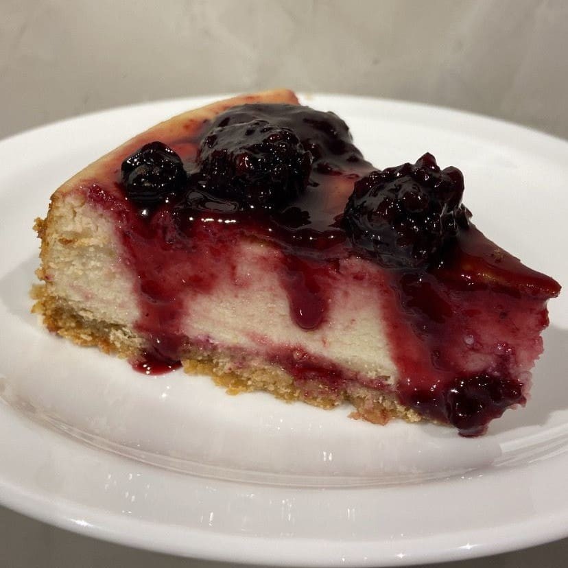 (fatia) (140g) - Com calda de frutas vermelhas. *Contém açúcar, amêndoas, aveia, amendoim e grão de bico.