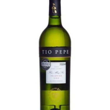 "Vinho espanhol fino licoroso seco, elaborado com uvas viníferas da variedade Palomino *(D.O.C). Tio Pepe possui um aroma inconfundível e sabor de um jerez ""fino"", que se desenvolve devido à sua maturação biológica sob o ""véu"" que cresce espontaneamente na superfície do vinho. Envelhecido em tonéis de carvalho por 4 anos, Tio Pepe é o produto espanhol presente no maior número de países. Características: Amarelo com reflexos esverdeados e dourados, límpido e brilhante. Aromas intensos de pêra, amêndoas e pão. Na boca é potente, muito seco, com baixa acidez, sabores de frutas secas e longa persistência. Produtor: González Byass Origem: Espanha Tipo de Vinho: Jerez Fino, Branco Fortificado. Amadurecimento: 4 anos em grandes tonéis de carvalho no sistema de criaderas y solera. Uvas: Palomino Fino, colheita manual. Região: Jerez Teor Alcoólico: 15% Vol. Volume: 750ml. Ideal se consumido com aperitivos, entradas e sopas, todos os tipos de frutos do mar, aves, presuntos e queijos suaves."