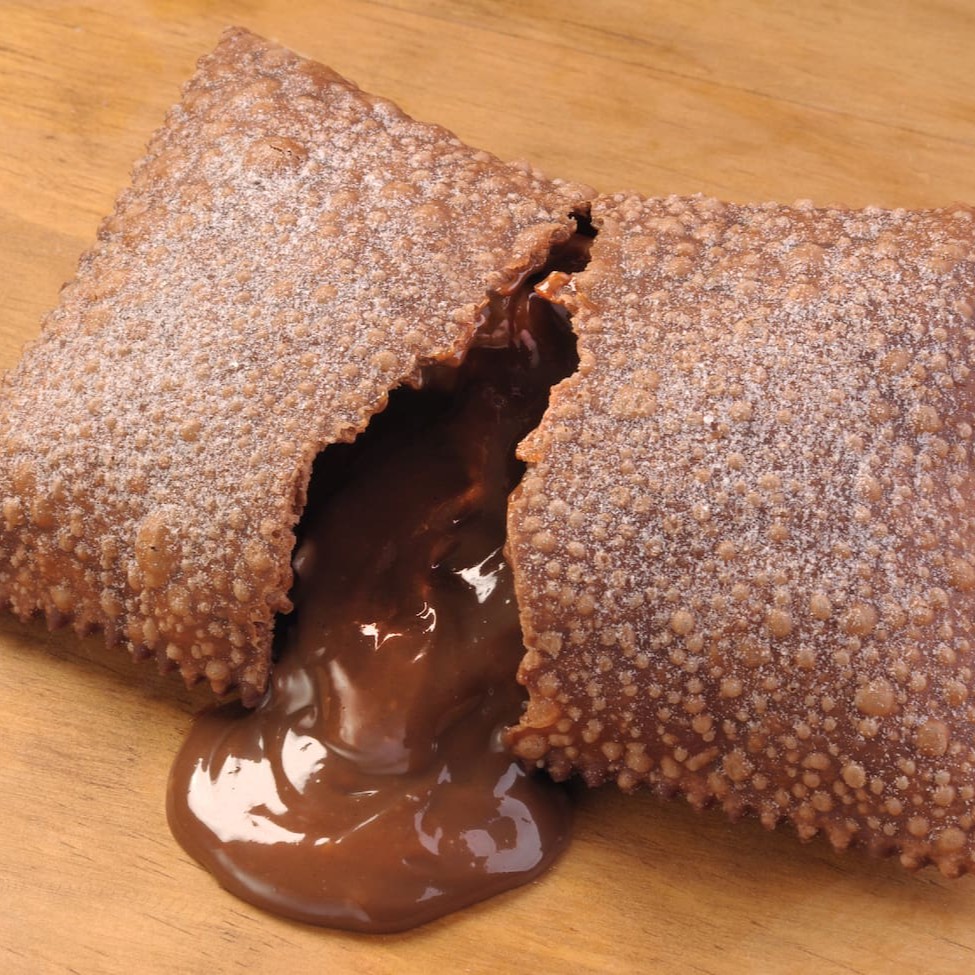 Delicioso pastel recheado com nosso brigadeiro cremoso, de massa crocante, polvilhada no açucar e chocolate Tamanho 14x9,5cm
