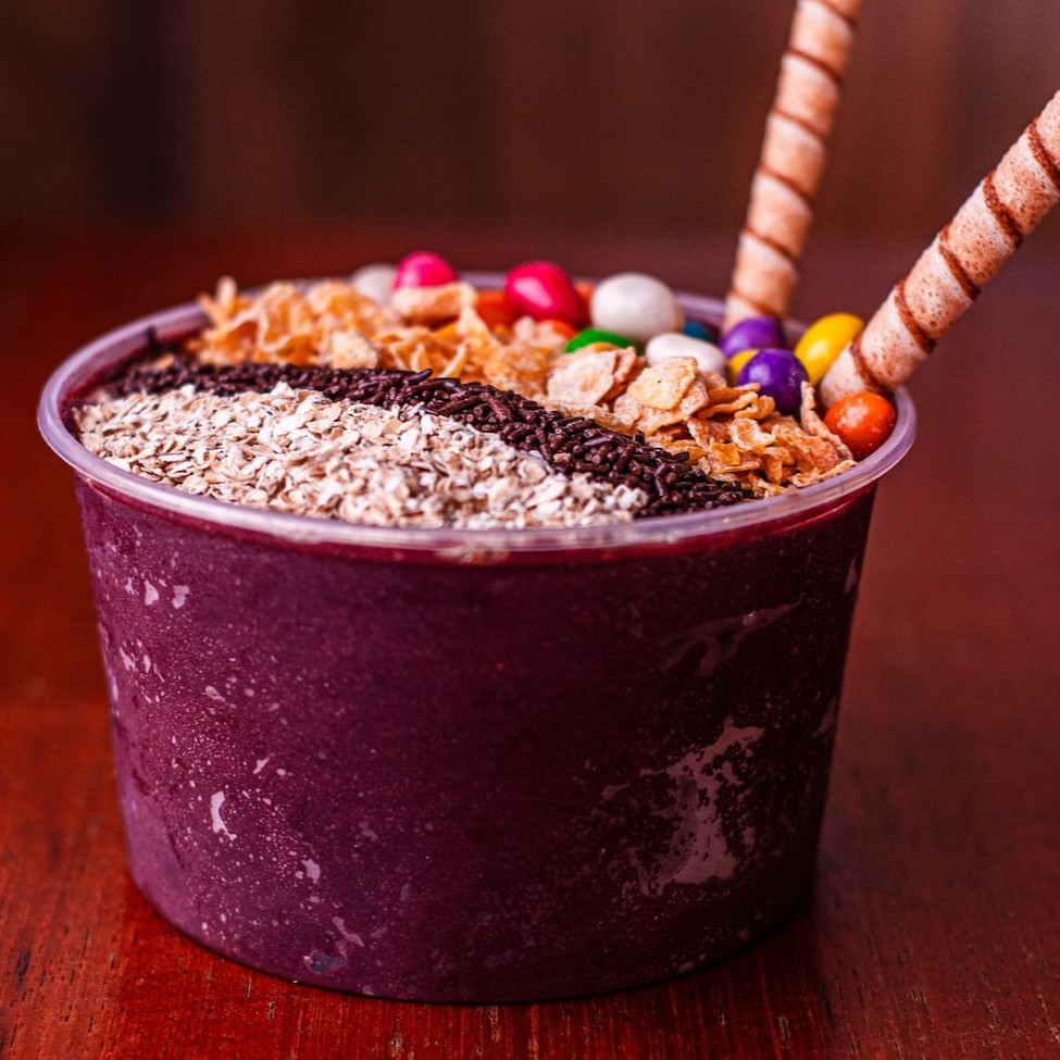 Açaí Surpresinha – Só pra quem gosta de emoção!  Prepare-se para viver uma experiência diferente com o nosso Açaí Surpresinha! 🎁 Aqui, o mistério faz parte da diversão — você compra e deixa a gente escolher por você!  Pode vir em copo ou pote, de 400ml até 2 litros, e o conteúdo é uma verdadeira caixinha de surpresas: pode ter sorvete, cremes, coberturas ou não… depende do sabor do momento e da criatividade da nossa equipe! 😋  É importante saber: 	•	Não é possível escolher sabores, recheios, coberturas ou tamanho. 	•	Cada Surpresinha é única e montada de forma aleatória. 	•	Não aceitamos cancelamentos, trocas ou devoluções, mesmo que o sabor não seja do seu agrado. 	•	O valor promocional já inclui um desconto especial, justamente por ser surpresa! 💜  Perfeito pra quem gosta de arriscar e descobrir novos sabores — afinal, a vida com açaí é bem mais gostosa quando vem com emoção! ⚓🍧
