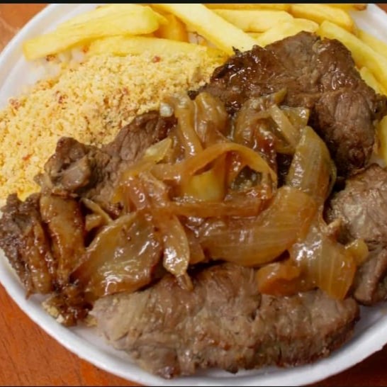 Delicioso Bife de alcatra macio e suculento, acompanha arroz,feijão e batata frita sequinha