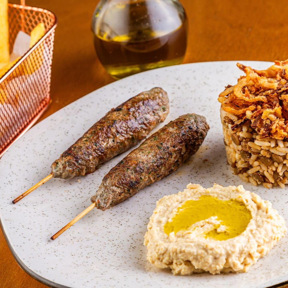 Monte seu prato da forma que desejar. Escolha 1 proteína e 2 acompanhamentos. Peça proteínas e acompanhamentos extras se quiser mais coisas.