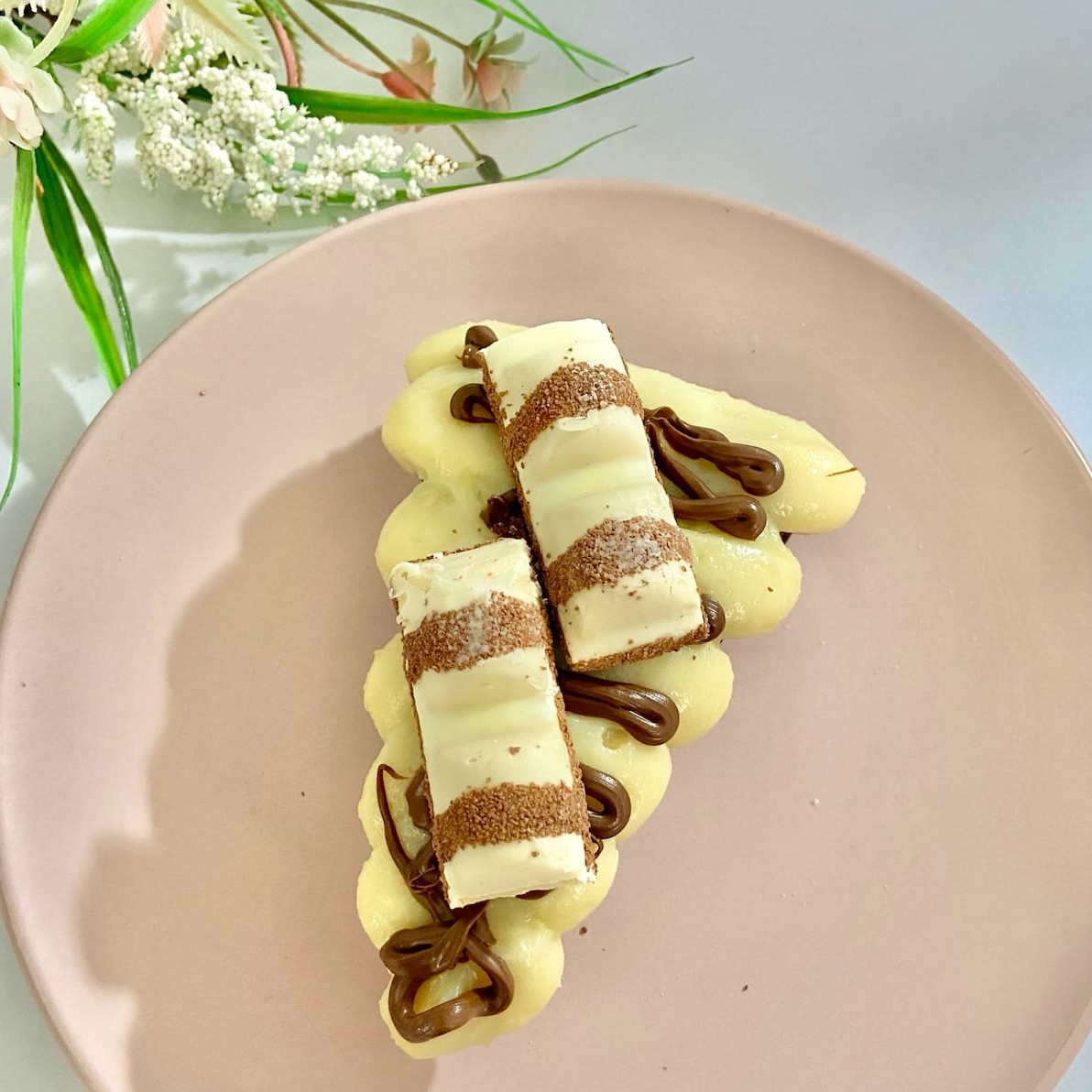 Deliciosamente preparada com uma massa que derrete na boca, uma camada generosa de Brigadeiro Branco, Nutella e finalizado com Kinder Bueno(2 quadradinhos). . . . ###tags#### promoção promocao oferta desconto barato taxa gratis entrega grátis combo doce sobremesa bolo fatia brownie braune brauni browni nutela Nutella Ninho kitkat red velvet pistache geleia cenoura brigadeiro chocolate copo felicidade bombom cone trufado pai de mel pote pavê pudim cuscuz cookies tortas tortellete bolo vulcao vulcão salgado gourmet artesanal