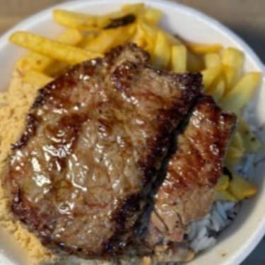 Delicioso bife acebolado acompanhado de arroz, feijão, farofa e batata frita.