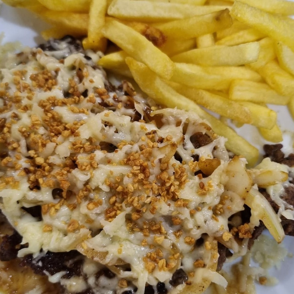 Nosso delicioso bife coberto por queijo e alho torrado.  Acompanha feijão, arroz, fritas e salada verde.