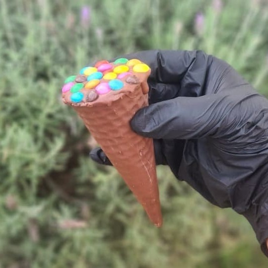 Cone trufado de brigadeiro 50% e confetes, combinação Maravilhosa.