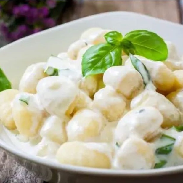 Este é um molho de destaque na categoria 'Molhos Tradicionais', cuja estrela principal é um cremoso e suave creme de leite. Apresenta uma textura aveludada e rica, criando uma experiência gustativa única. Seu sabor equilibrado e versátil torna-o um complemento perfeito para uma variedade de pratos. Este molho, feito à base de creme de leite, apresenta uma elegância simples, mas sofisticada, que certamente irá realçar e elevar o perfil de sabor dos seus pratos favoritos. Aproximadamente 400g (200g de massa + 200g de Molho). #massa  #espaguete  #comida  #brasileira  #italiana  #point  #farfalle  #fettuccine  #talharim  #fusilli  #sucos  #polpa  #refrigerantes  #penne  #cupom  #marmita #pasta #nhoque #gnhocchi #capeletti  #ravioli  #massas frescas # #delivery #promoção #desconto #cupom #bebida #coca #spaghetti #janta #promoção #promocao #barato #coca #gratis #frete #delicia