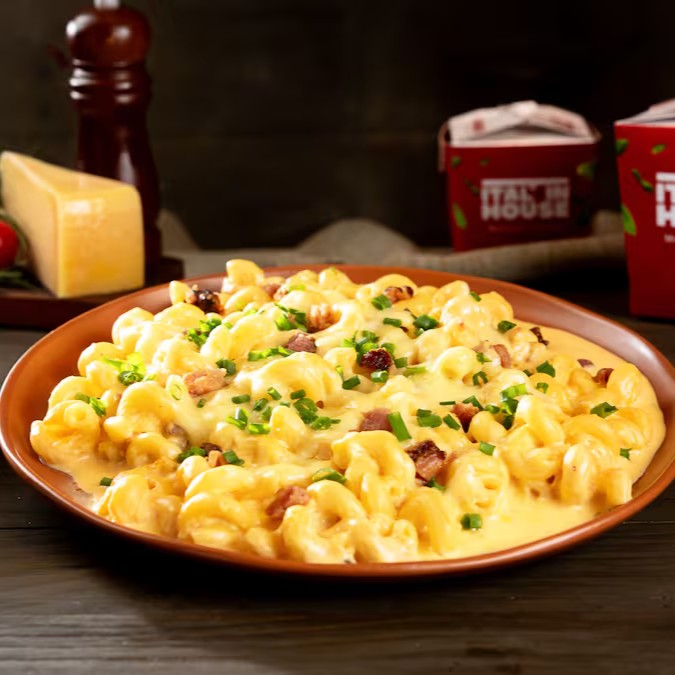 Cheddar cremoso e irresistível. Combinado com um toque de bacon. Ideal para nossas massas e nhoque, este molho traz uma explosão de sabor e indulgência. Temos a versão com carne também. Finalizado com queijo e cebolinha.