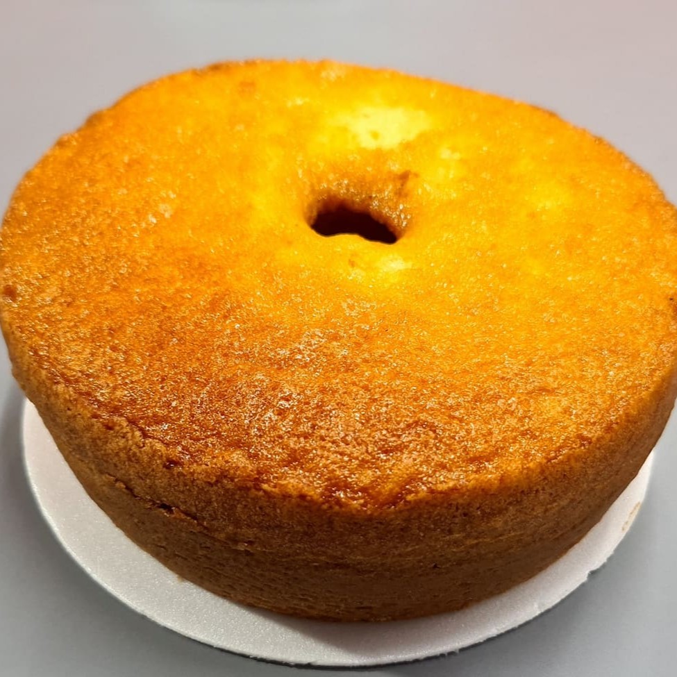 Bolo de massa sabor coco com coco ralado na massa