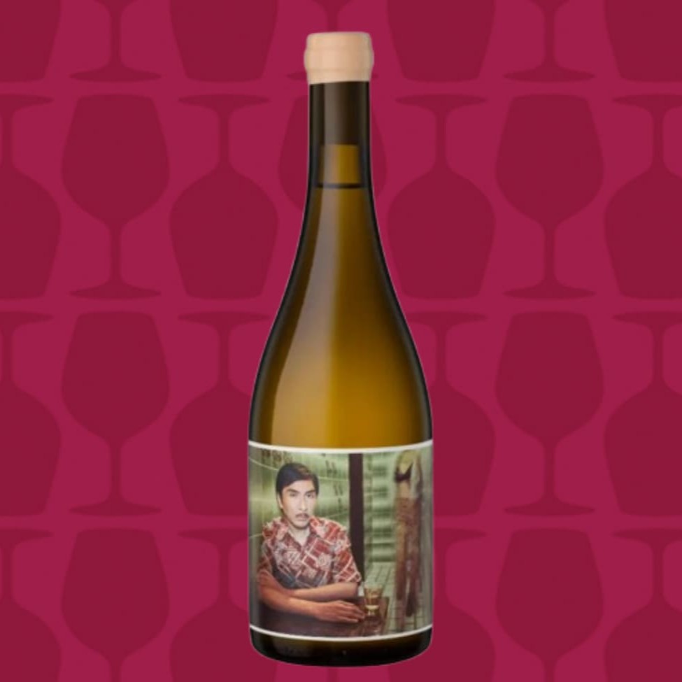 O Riccitelli Blanco de La Casa é um vinho branco vibrante e complexo, produzido na região do Vale de Uco, Mendoza, pela premiada Riccitelli Wines. Criado pelo talentoso enólogo Matías Riccitelli, este blend inovador combina 40% Sauvignon Blanc, 40% Semillón e 20% Chardonnay, revelando um equilíbrio perfeito entre frescor, mineralidade e elegância.  Elaborado a partir de vinhedos orgânicos e colhido manualmente, o vinho passa por um processo de vinificação artesanal, onde cada casta é fermentada separadamente em recipientes distintos, incluindo ânforas de argila, ovos de concreto e tonéis de carvalho francês. Este método confere ao vinho uma textura refinada e camadas de sabor únicas.