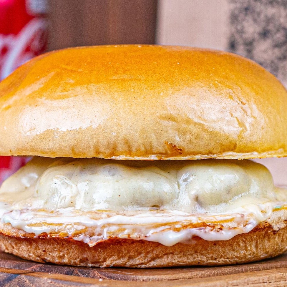 Pão de brioche, 100 g de carne artesanal, mussarela e maionese especial Lanches saborosos e quentinhos preparados com todo o capricho para atender a sua fome. _ _#Hamburguer #Xis #Hotdog #Cachorroquente #pernil #calabresa #Bauru #Frango #Carne #Combo