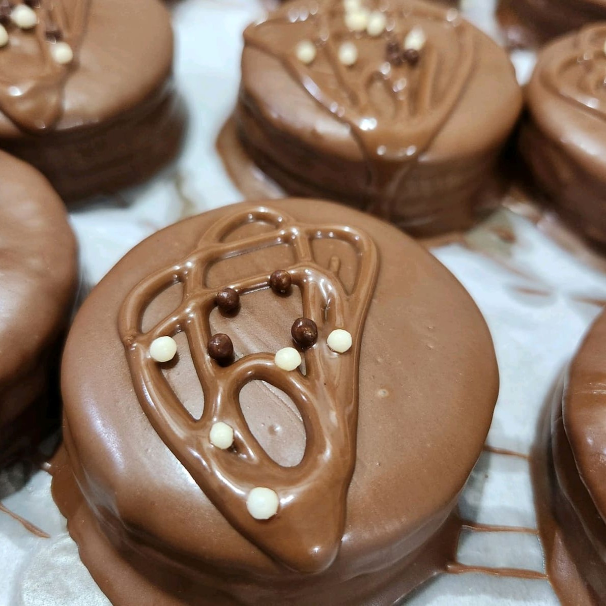 Feito artesanalmente com biscoitos, recheado com 2 camadas de doce de leite finalizados com cobertura de chocolate.