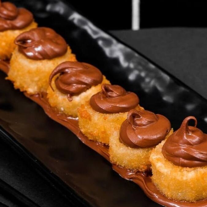 Banana empanada com chocolate por cima