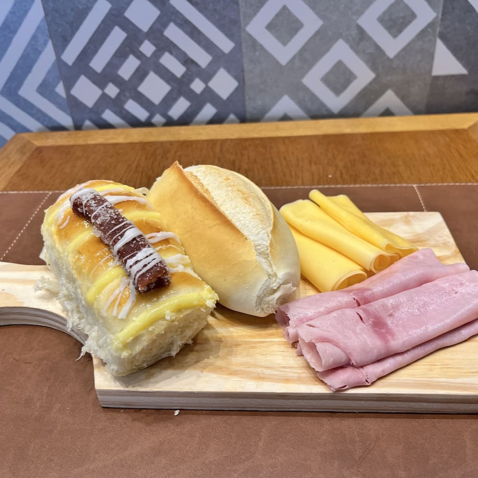 1 pão francês fresquinho  1 pão doce suave  50g de queijo prato  50g de presunto