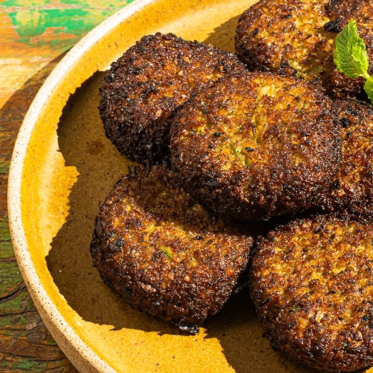 Bolinho frito de grão de bico temperado com especiarias. Crocantinho por fora, molhadinho por dentro e super saboroso! Porção com 6 unidades. Caso queira, você pode adicionar mais unidades à sua porção Opção vegana. Acompanha 20g de molho tahine