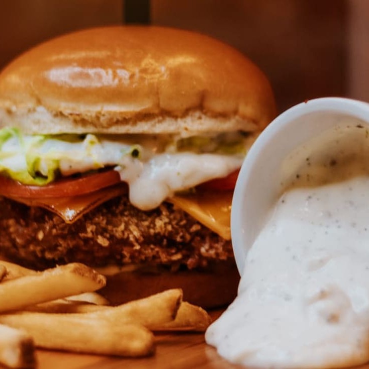 1 burger 180gr. Frango empanado, 1 camada generosa de cheddar, maionese texas e alface e tomate.