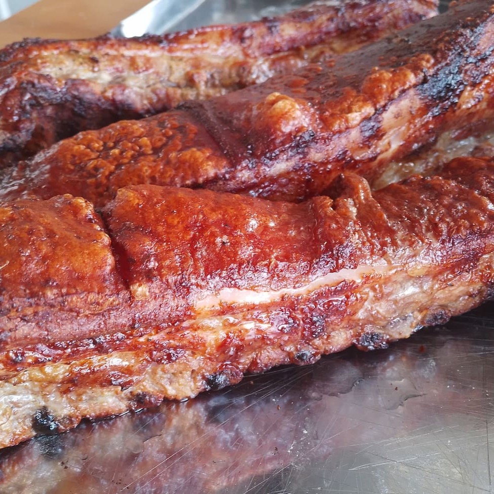 Costelinha, arroz, feijão, Macarrão, maionese e batata assada.