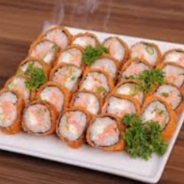 30 generosas peças de hot Philadelphia de salmão   finalizado com cebolinha e tare!