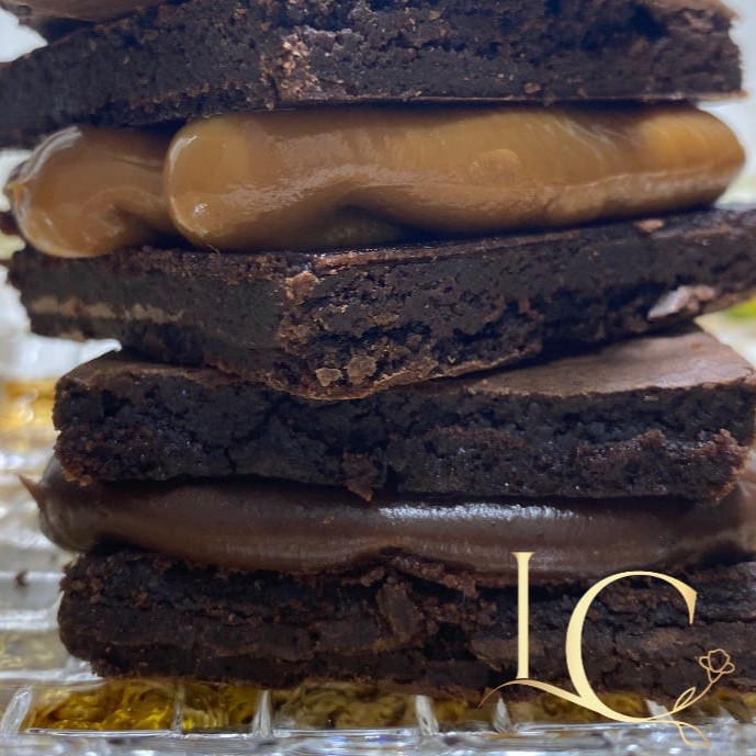 Delicioso brownie, feito com chocolate nobre e recheado com um delicioso brigadeiro. Se aquecer 10 segundos no micro ondas a experiência fica ainda melhor! Tamanho 6x6 Peso médio: 100g promoção , cupom , oferta , morango , sobremesa , red velvet , banoffe , pudim , doce de leite , Dia dos namorados , festa junina , bolo gelado , Ninho , trufado , cone , café , frete grátis , presente , coxinha , gostoso , preço baixo , combo , promo , Doces , bolos , brigadeiro , docinhos , bolo vulcão , aniversario , coco , bolo de pote , gelado , chocolate , Pipoca gourmet , biscoito amanteigado, empada , frango , pistache , frutas vermelhas , geleia , coca , refri , combo , salgado , mousse , entrega rápida , grátis , 0800 , desconto , almoço barato , Nutella , brownie recheado , lanche barato , afogadinho , empada , cookies , cookie recheado , cookie americano , fatia recheada