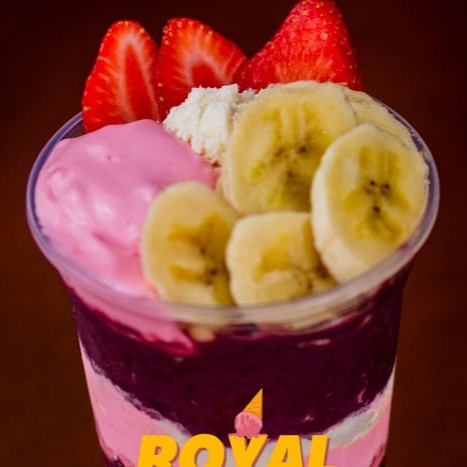 Nosso delicioso açaí artesanal batido na hora, com mousse de morango e leite em pó, acompanhado de pedaços de banana e morango.  Copo de 450ml