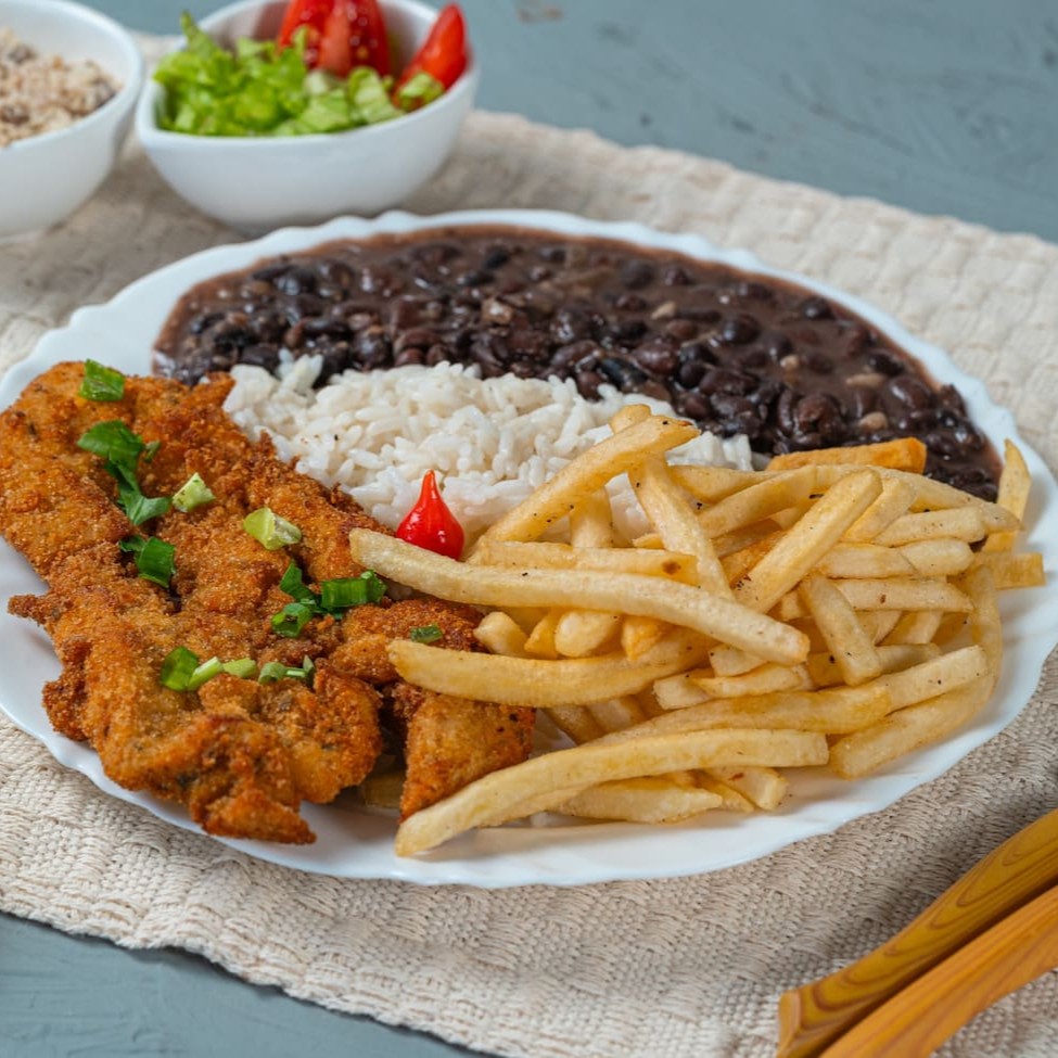 Filé de frango suculento, empanado e frito até ficar dourado e crocante. Acompanha arroz soltinho, feijão bem temperado, batatas fritas sequinhas, farofa crocante e uma salada fresquinha para equilibrar os sabores. Uma refeição clássica e deliciosa para qualquer momento!