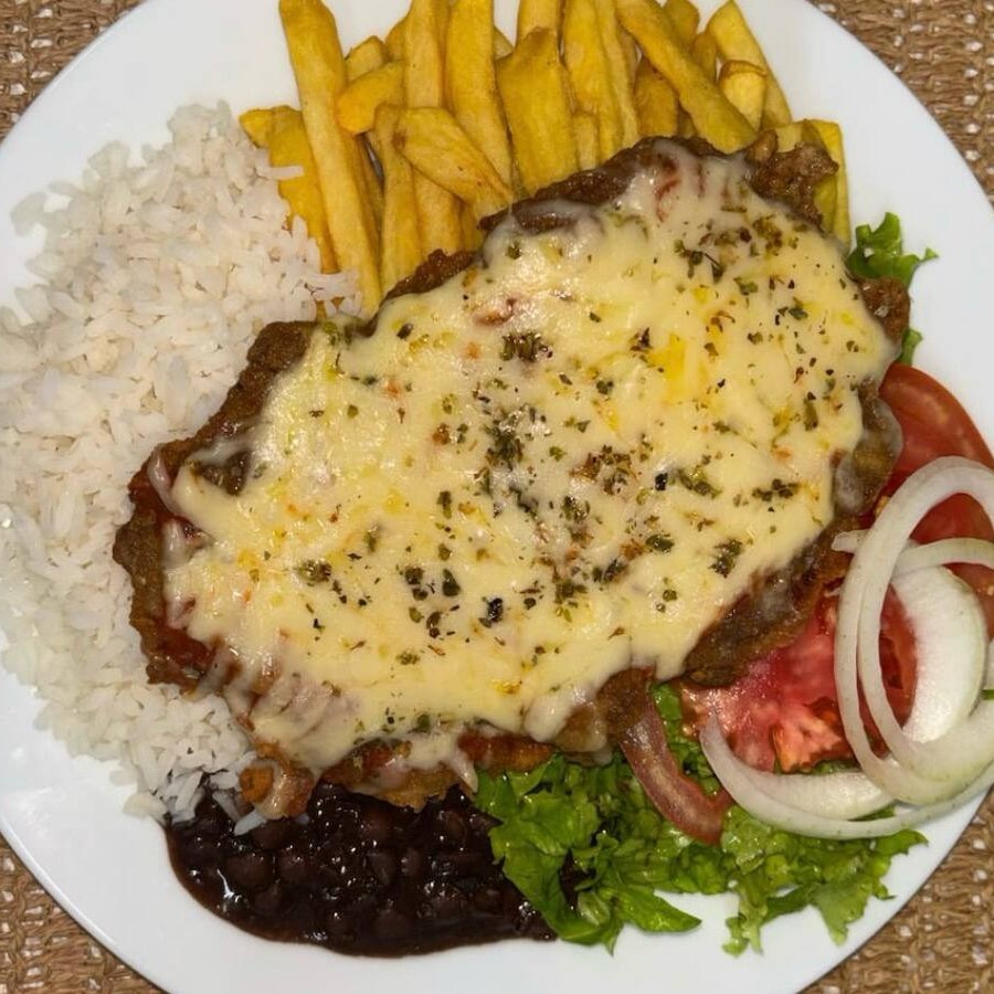 Acompanha arroz, feijão, fritas e salada verde