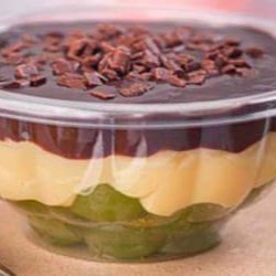 Descubra o encanto de nosso 'Surpresa de Uva', uma maravilhosa criação da categoria 'Doces Maravilhosos'. Este divino docinho é meticulosamente elaborado com uma camada de suculentas uvas sem sementes, cuidadosamente envoltas em um sedutor brigadeiro branco. A obra-prima é finalizada com uma ganache magnífica, que adiciona uma textura rica e cremosa ao prato. Para embelezar ainda mais, uvas frescas são delicadamente posicionadas como decoração, adicionando um toque tropical e irresistível. Esta é, sem dúvida, uma opção deliciosa e sofisticada para aqueles que apreciam a doçura única das uvas!