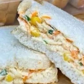 Um delicioso sanduíche natural, com frango temperado c azeitona,cenoura e milho, acompanhado de batata palha