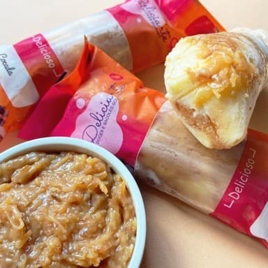 Inspirado nos sabores típicos das festas juninas, depois daquela refeição ou lanche, o que acha de saborear uma sobremesa deliciosa?  Que tal experimentar esse sacolé geladinho com base de leite condensado e coberto com cocada cremosa.