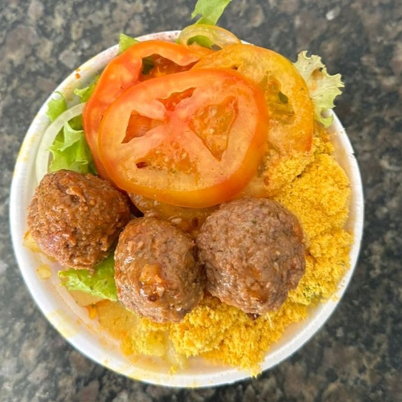 Apresentamos a 'Almôndega P', uma opção deliciosa da categoria 'Quentinha Pequena'. Este prato traz a combinação perfeita de feijão fresquinho, arroz soltinho e macarrão bem temperado. A farofa crocante adiciona uma textura especial, e ainda oferecemos um acompanhamento de sua escolha que enriquece ainda mais a experiência gastronômica. Um prato equilibrado, saudável e saboroso que vai te conquistar!