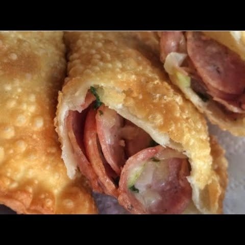 Pastel recheado com calabresa, queijo e presunto, uma explosão de sabores em cada mordida.