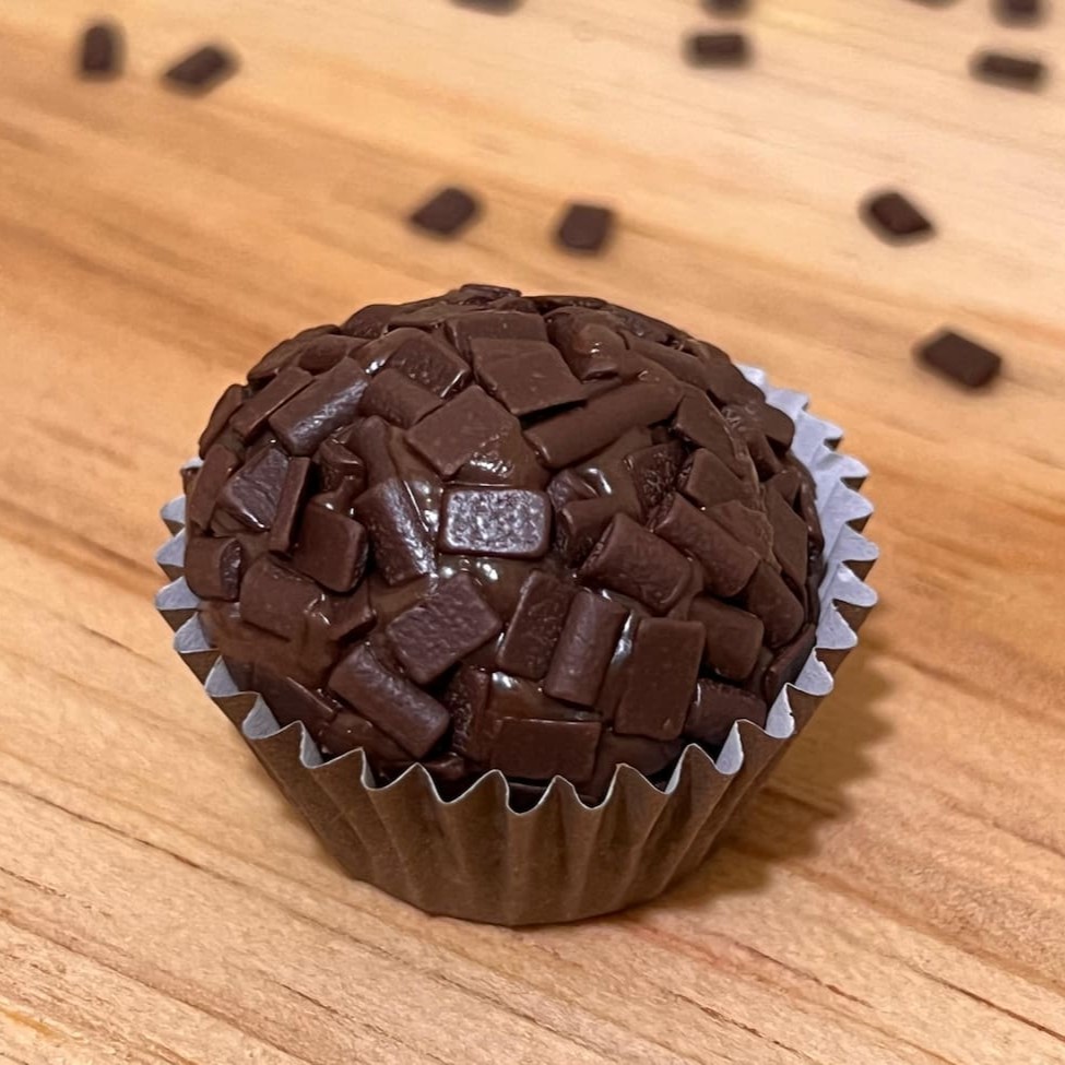 Nosso brigadeiro é carinho em forma de doce. Feito com chocolate de verdade, cremoso e com gosto de festa boa e lembrança feliz. Um clássico da infância, do jeitinho que só a gente sabe fazer.