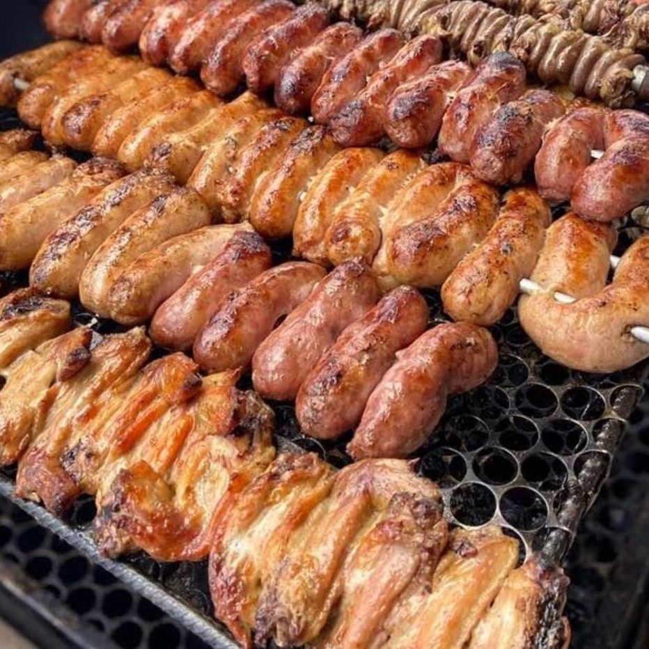 Drumet de frango na brasa acompanhamento macaronese batata frita arroz e feijão.