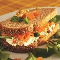 Pão,frango,maionese,ovos codorna,batata palha e cheddar.