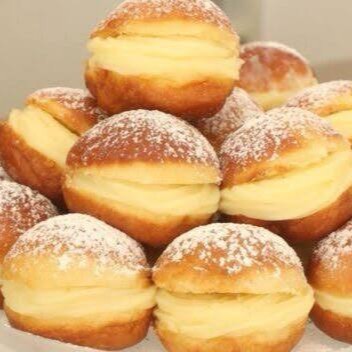 Saboroso sonho de massa fresquinha e recheado com creme. Aproveite antes que acabe. Tamanho G. Unidade